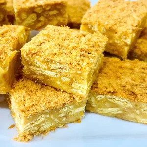 Bánh trứng muối chà bông